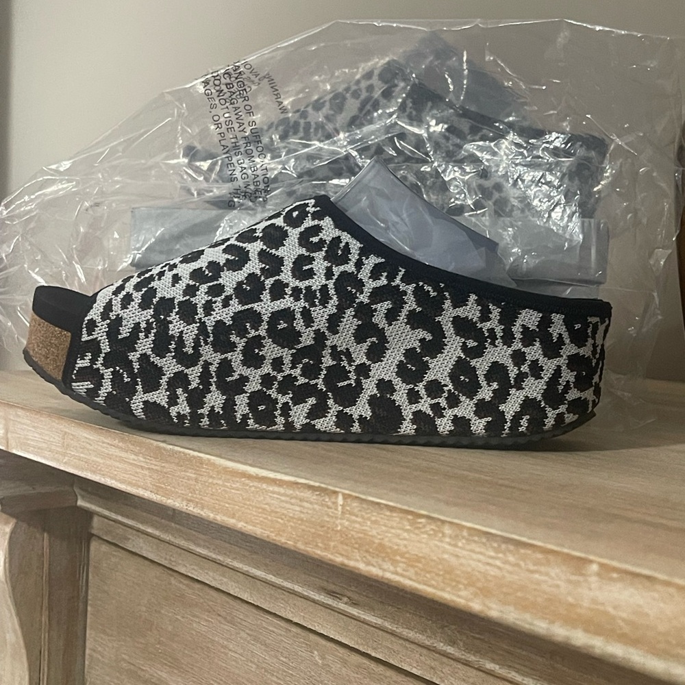 Platform leopard sandals